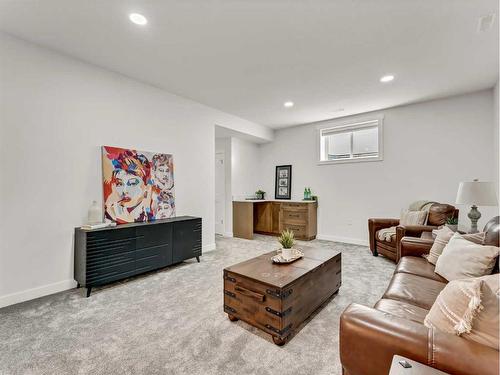 195 Hamptons Crescent Se, Medicine Hat, AB - Indoor Photo Showing Living Room