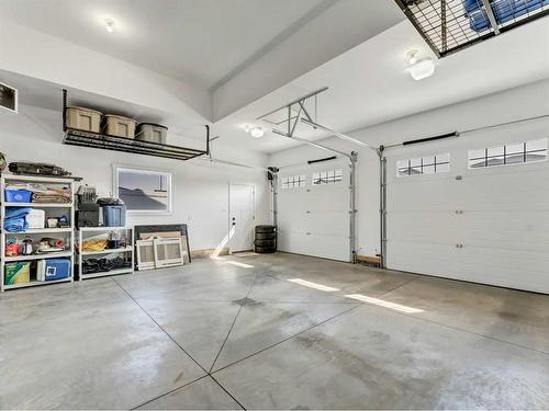 195 Hamptons Crescent Se, Medicine Hat, AB - Indoor Photo Showing Garage