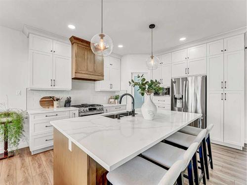 195 Hamptons Crescent Se, Medicine Hat, AB - Indoor Photo Showing Kitchen With Double Sink With Upgraded Kitchen