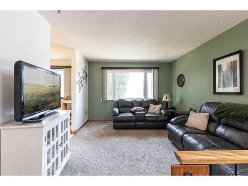 1918 17 Street Se, Medicine Hat, AB - Indoor Photo Showing Living Room