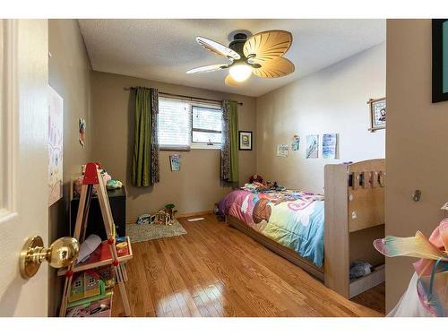 1918 17 Street Se, Medicine Hat, AB - Indoor Photo Showing Bedroom