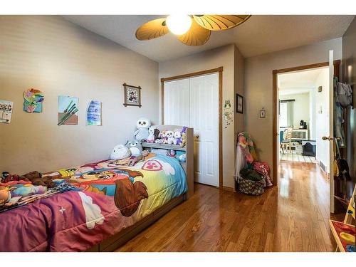 1918 17 Street Se, Medicine Hat, AB - Indoor Photo Showing Bedroom