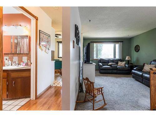 1918 17 Street Se, Medicine Hat, AB - Indoor Photo Showing Living Room