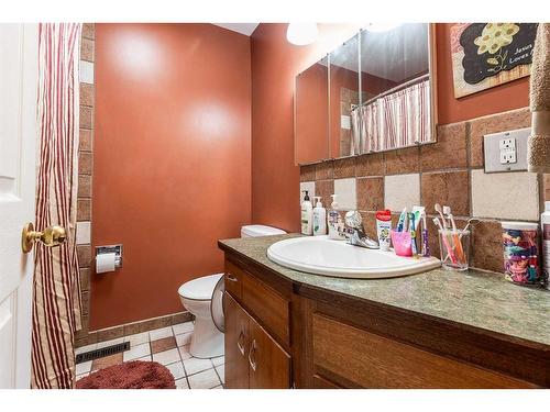 1918 17 Street Se, Medicine Hat, AB - Indoor Photo Showing Bathroom