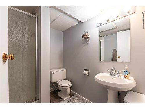 1918 17 Street Se, Medicine Hat, AB - Indoor Photo Showing Bathroom