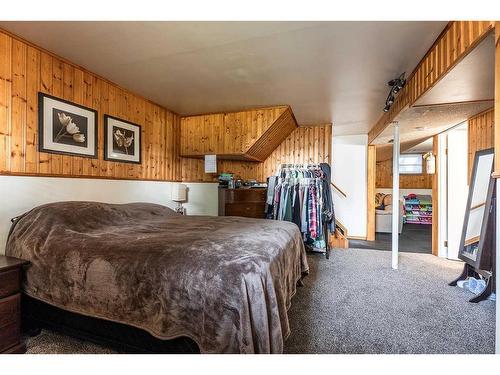 1918 17 Street Se, Medicine Hat, AB - Indoor Photo Showing Bedroom