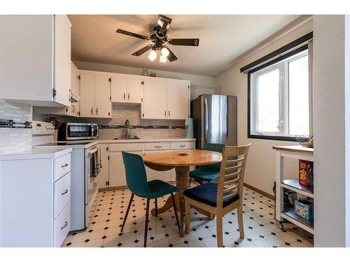 1918 17 Street Se, Medicine Hat, AB - Indoor Photo Showing Kitchen