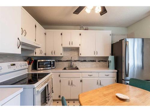 1918 17 Street Se, Medicine Hat, AB - Indoor Photo Showing Kitchen