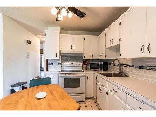 1918 17 Street Se, Medicine Hat, AB - Indoor Photo Showing Kitchen