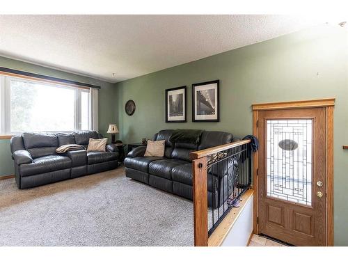 1918 17 Street Se, Medicine Hat, AB - Indoor Photo Showing Living Room