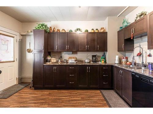 517A North Railway Street Se, Medicine Hat, AB - Indoor Photo Showing Kitchen With Double Sink