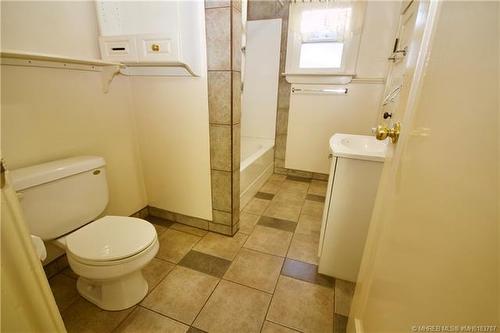 936 Elm Street Se, Medicine Hat, AB - Indoor Photo Showing Bathroom