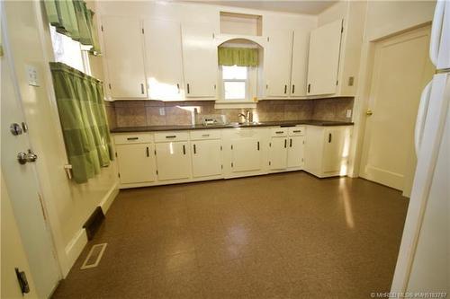 936 Elm Street Se, Medicine Hat, AB - Indoor Photo Showing Kitchen