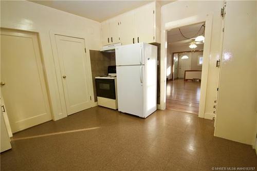 936 Elm Street Se, Medicine Hat, AB - Indoor Photo Showing Kitchen