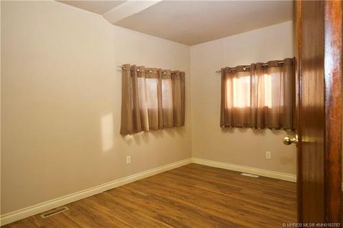 936 Elm Street Se, Medicine Hat, AB - Indoor Photo Showing Other Room