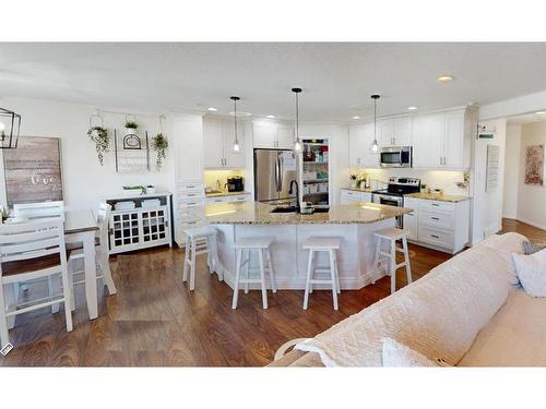 938 Manor Place, Redcliff, AB - Indoor Photo Showing Kitchen With Upgraded Kitchen