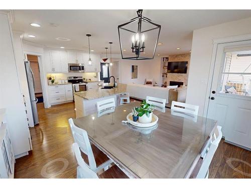 938 Manor Place, Redcliff, AB - Indoor Photo Showing Dining Room