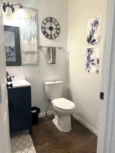 938 Manor Place, Redcliff, AB - Indoor Photo Showing Bathroom