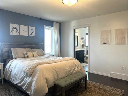 938 Manor Place, Redcliff, AB - Indoor Photo Showing Bedroom