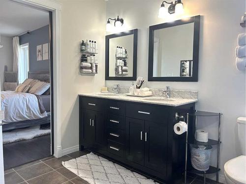 938 Manor Place, Redcliff, AB - Indoor Photo Showing Bathroom