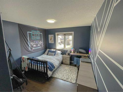 938 Manor Place, Redcliff, AB - Indoor Photo Showing Bedroom