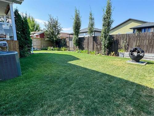 938 Manor Place, Redcliff, AB - Outdoor