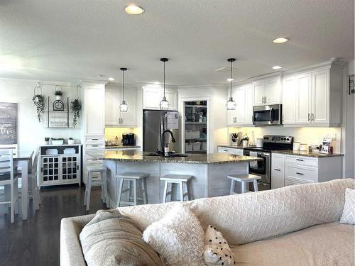 938 Manor Place, Redcliff, AB - Indoor Photo Showing Kitchen With Upgraded Kitchen