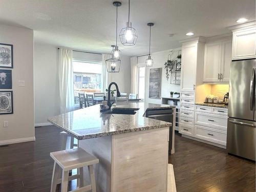 938 Manor Place, Redcliff, AB - Indoor Photo Showing Kitchen With Upgraded Kitchen