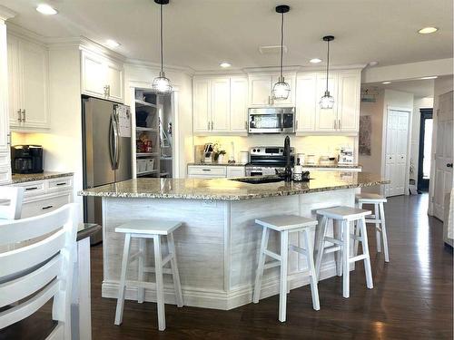 938 Manor Place, Redcliff, AB - Indoor Photo Showing Kitchen With Upgraded Kitchen