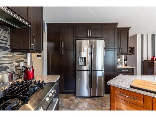 594 Ross Glen Drive Se, Medicine Hat, AB - Indoor Photo Showing Kitchen With Stainless Steel Kitchen With Upgraded Kitchen