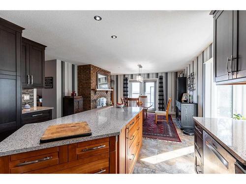 594 Ross Glen Drive Se, Medicine Hat, AB - Indoor Photo Showing Kitchen