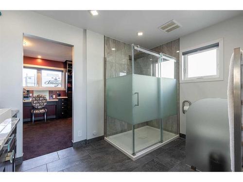 594 Ross Glen Drive Se, Medicine Hat, AB - Indoor Photo Showing Bathroom