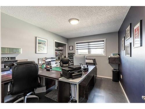 594 Ross Glen Drive Se, Medicine Hat, AB - Indoor Photo Showing Office