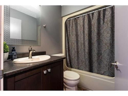 594 Ross Glen Drive Se, Medicine Hat, AB - Indoor Photo Showing Bathroom