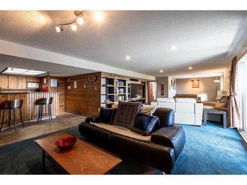 594 Ross Glen Drive Se, Medicine Hat, AB - Indoor Photo Showing Living Room