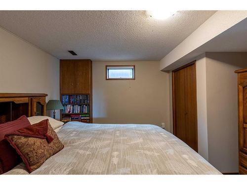 594 Ross Glen Drive Se, Medicine Hat, AB - Indoor Photo Showing Bedroom