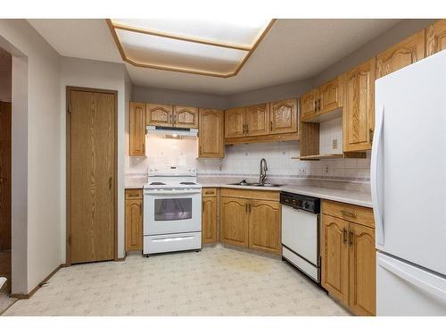 304-252 4 Street Se, Medicine Hat, AB - Indoor Photo Showing Kitchen