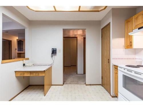 304-252 4 Street Se, Medicine Hat, AB - Indoor Photo Showing Kitchen