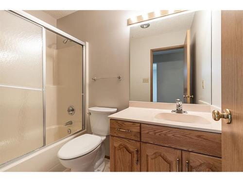 304-252 4 Street Se, Medicine Hat, AB - Indoor Photo Showing Bathroom