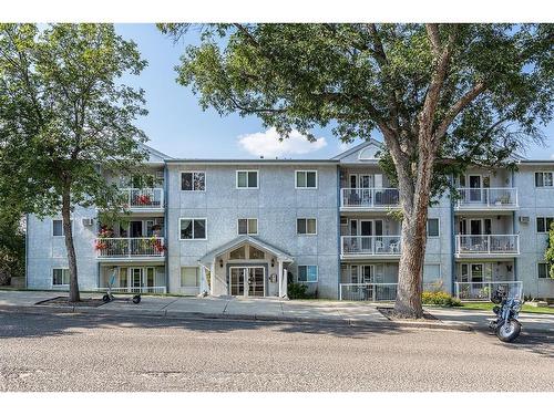 304-252 4 Street Se, Medicine Hat, AB - Outdoor With Balcony With Facade