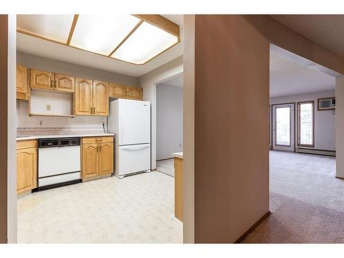 304-252 4 Street Se, Medicine Hat, AB - Indoor Photo Showing Kitchen