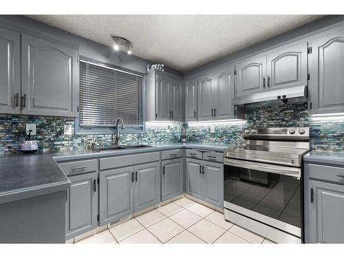 6 Sandford Crescent Se, Medicine Hat, AB - Indoor Photo Showing Kitchen With Upgraded Kitchen