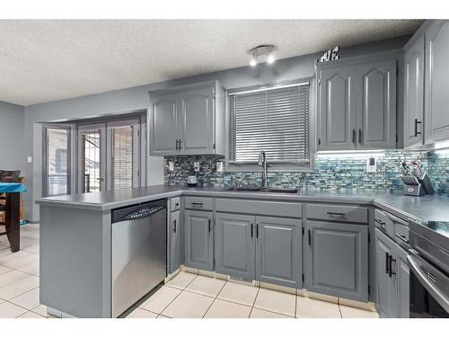 6 Sandford Crescent Se, Medicine Hat, AB - Indoor Photo Showing Kitchen