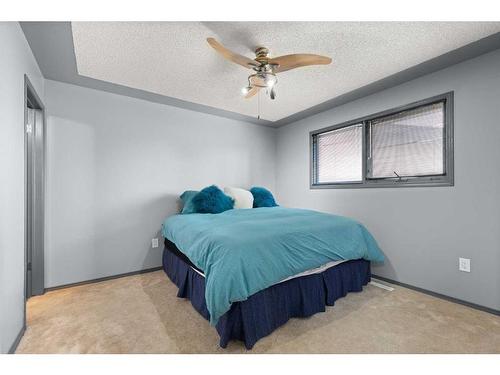 6 Sandford Crescent Se, Medicine Hat, AB - Indoor Photo Showing Bedroom