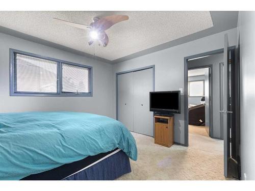 6 Sandford Crescent Se, Medicine Hat, AB - Indoor Photo Showing Bedroom