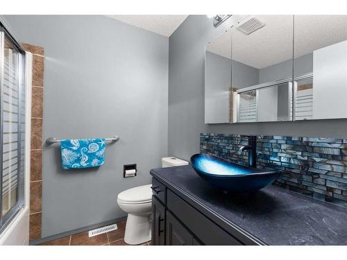 6 Sandford Crescent Se, Medicine Hat, AB - Indoor Photo Showing Bathroom