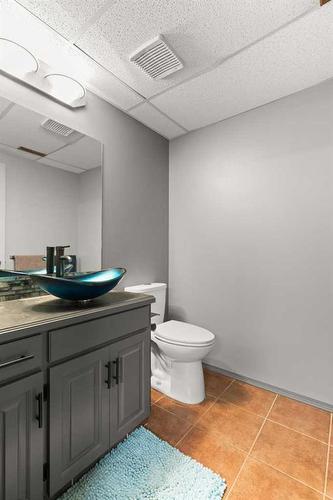 6 Sandford Crescent Se, Medicine Hat, AB - Indoor Photo Showing Bathroom