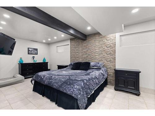 6 Sandford Crescent Se, Medicine Hat, AB - Indoor Photo Showing Bedroom