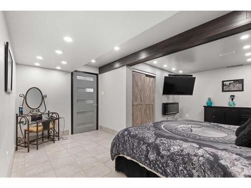 6 Sandford Crescent Se, Medicine Hat, AB - Indoor Photo Showing Bedroom