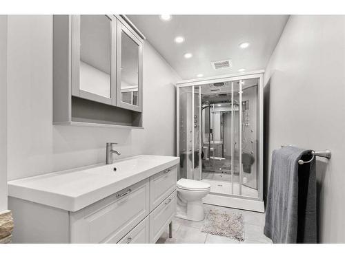 6 Sandford Crescent Se, Medicine Hat, AB - Indoor Photo Showing Bathroom